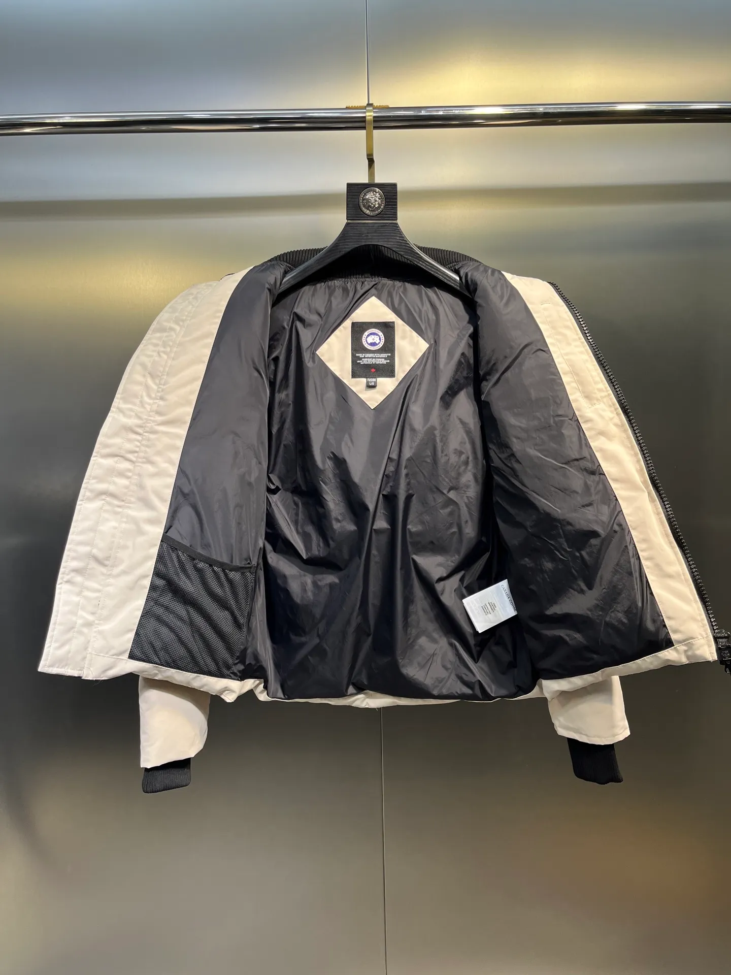 P840 Ganand Goose⭐️Canada Goose men’s new short style is the most popular autumn and winter item on INS in recent years. More and more people are choosing goose down jackets. Fur collar: wolf hair! Canada Goose super 3D technology waterproof fabric treatment, perfect wind resistance, cold resistance, and high temperature resistance! Built-in plush heat storage to keep warm, heats up quickly and warms up quickly! Personalized design, exquisite workmanship, smooth to the touch and comfortable on the skin. Double-layer windproof cuffs, windproof and frostproof! The pocket design is beautiful and practical. The Canada Goose down jacket has been the most popular thermal suit in the world in the past two years. It has far surpassed the down jackets in the Mengkou Kingdom. At the same time, the style is classic and never goes out of style. Don’t be afraid of this cold winter, all you need is a Canada Goose down jacket. Item number: 42 styles Size: S-3XL